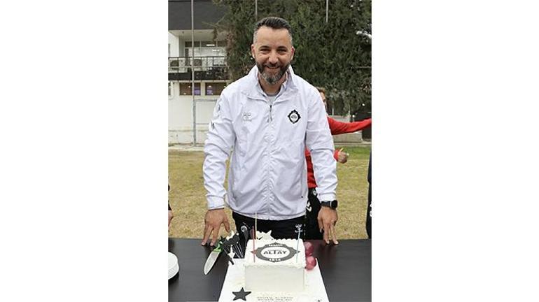 Altayda keyifler yerine geldi İzmir temsilcisinde taraftarlar takıma baklava ikram etti
