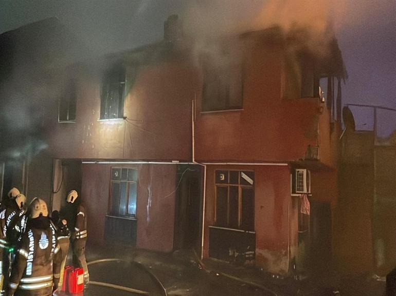 İstanbulda alevli gece: 2 katlı bina yangına teslim oldu