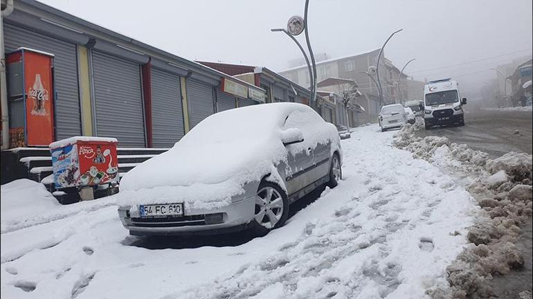 Vana bahar geldi derken her yer beyaza büründü Kar kalınlığı 20 cmyi geçti
