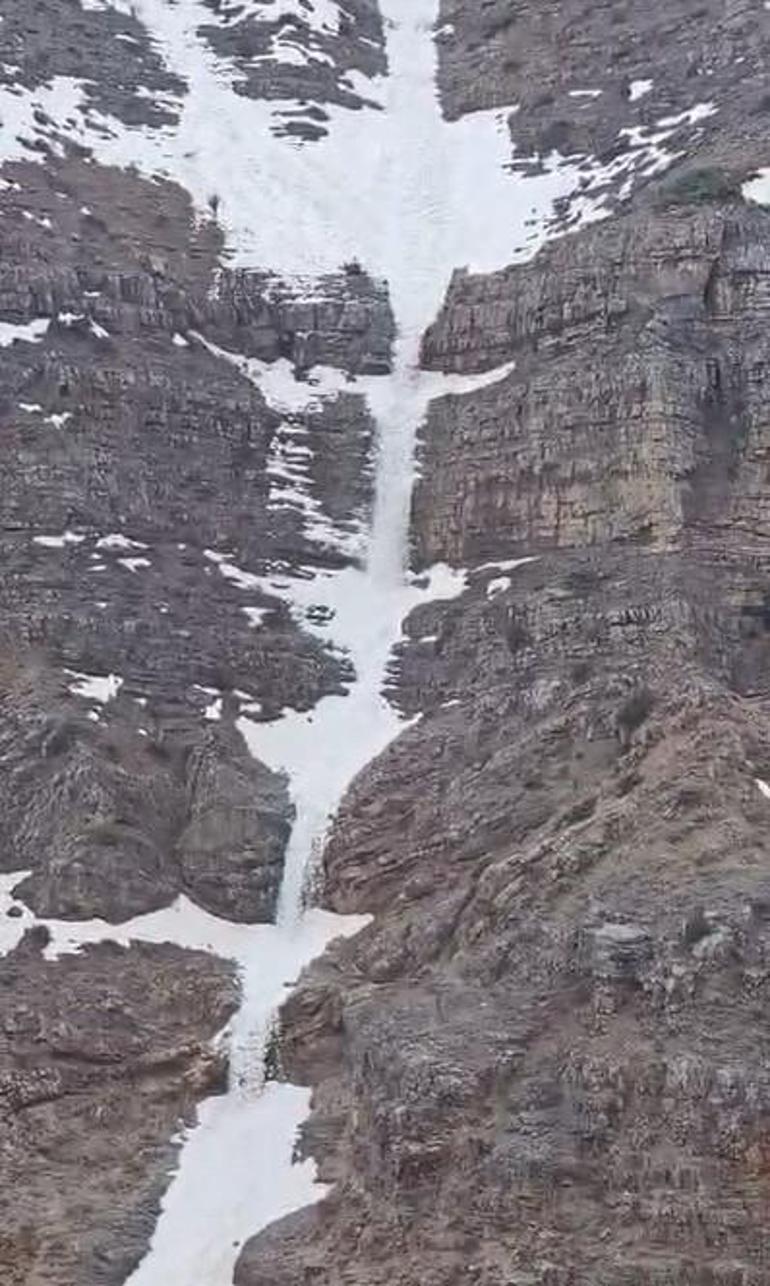 Erzincan Kemaliye’de kar şelalesi görüntülendi
