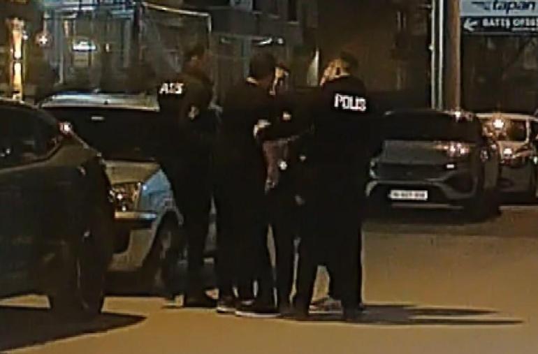 Polisin elinde keser olan adamla imtihanı kameraya yansıdı