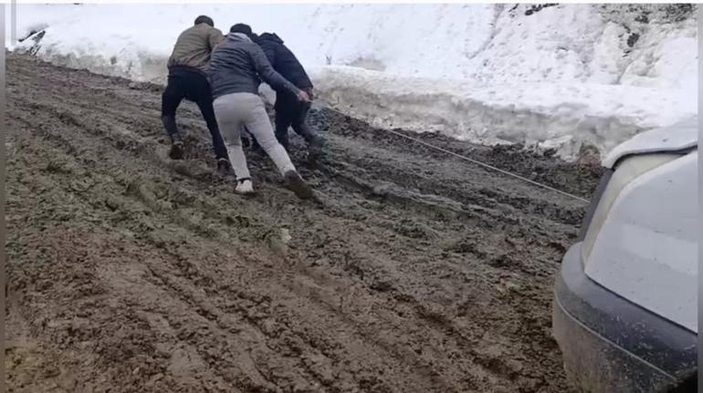 Vanda vatandaşlar çözüm buldu: Araçları böyle çekiyorlar