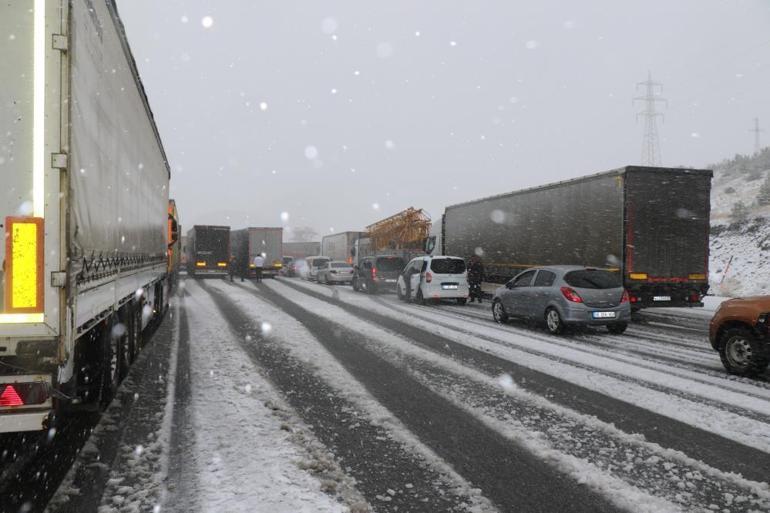 Nisan ayında kış geri geldi Kara yolu kar nedeniyle ulaşıma kapandı