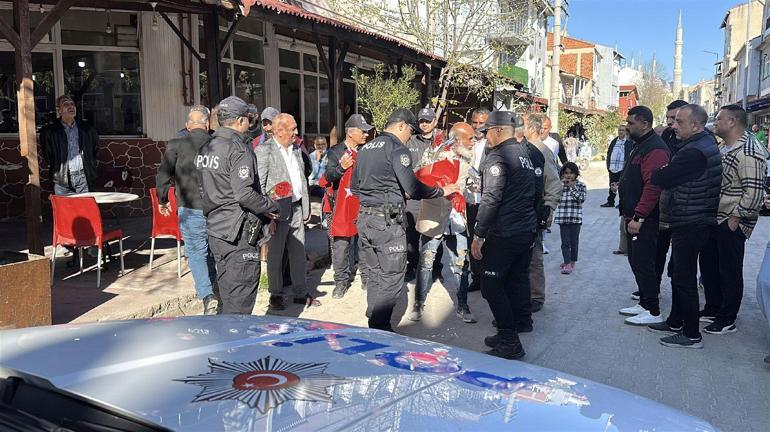 Edirne’de kavga ihbarına giden polisler Türk bayrağı ve çiçeklerle karşılandı