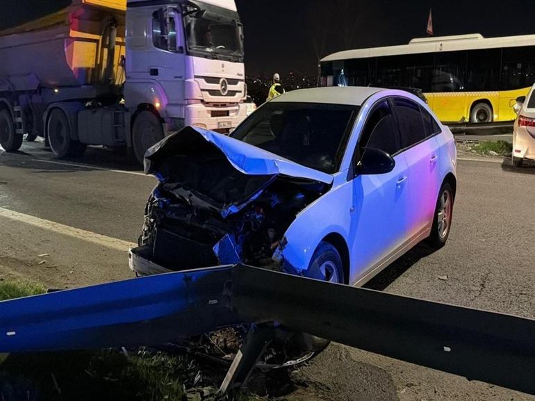 Kağıthanede cadde karıştı: Bariyere çarpan da çarpmayan da hurdaya döndü
