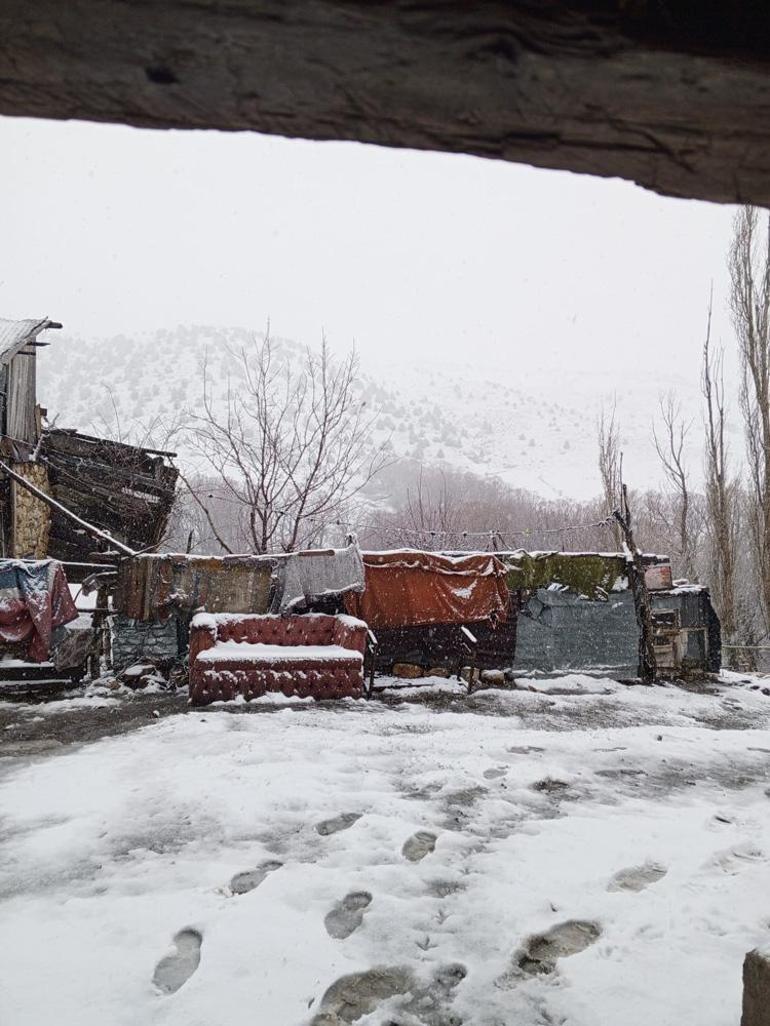 Kış geri döndü Baharı beklerken lapa lapa kar yağdı