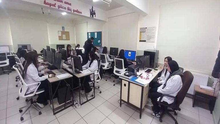 Kayseride kız öğrenciler tasarladı: Hayalini kurdular, üretime geçtiler
