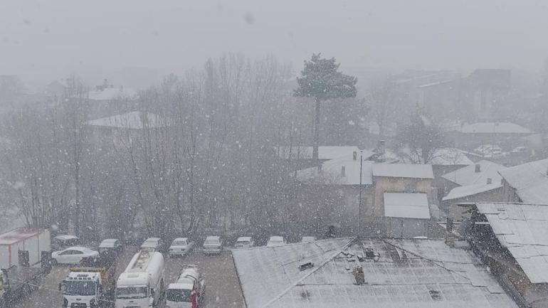Erciş’e kış geri döndü Nisanda kar yağışı