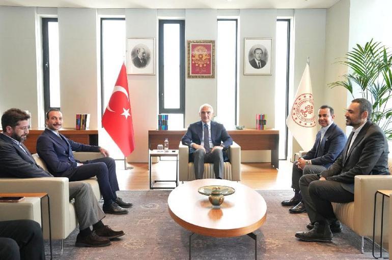 Bakan Ersoy, Eşref Rüyanın Kadir Babası Görkem Sevindik ile buluştu: Filistin halkının onurunu savunmaya devam edeceğiz