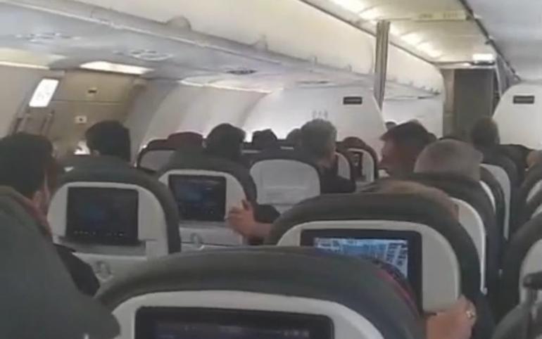 Van-İstanbul seferini yapan uçakta zor anlar Zorlu hava şartlarına rağmen başarıyla indi
