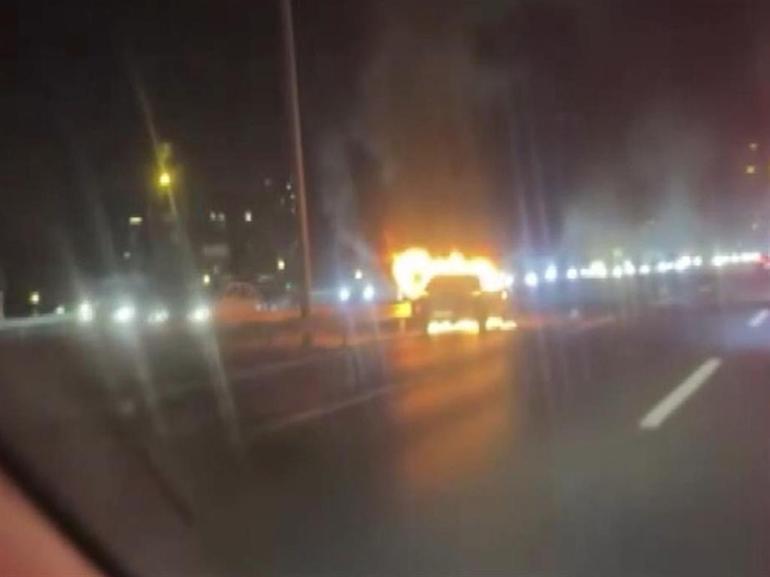 Ümraniyede geceyi alevler aydınlattı TEM otoyolunda seyir yangın çıktı