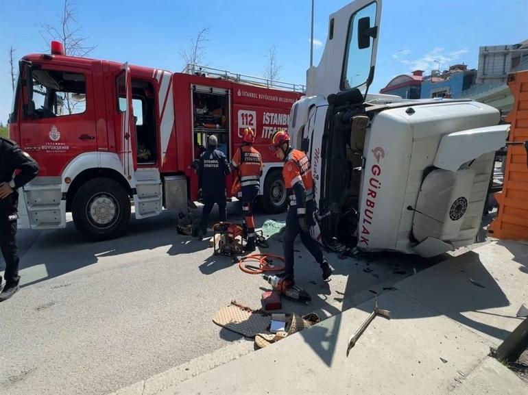 Beylikdüzünde TIR dorsesi ile devrildi: Şoför yaralandı