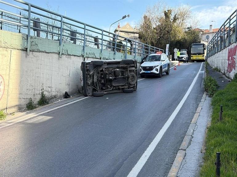 Beyoğlunda kaldırıma çarptı: Cadde ortasında yan yattı