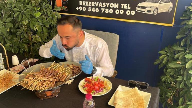 63 kilogram ağırlığındaki genç, 20 dakikada 460 çöp şiş yedi Binlerce lirayı kıl payı kaçırdı