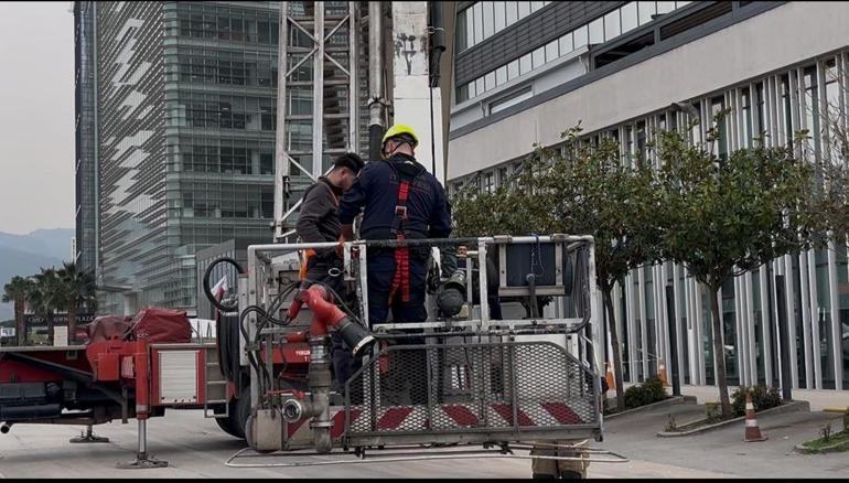 Hastanenin dış cephesinde cam silerken asansör sistemi arıza yapınca mahsur kaldılar: İtfaiyenin müdahalesiyle kurtarıldılar