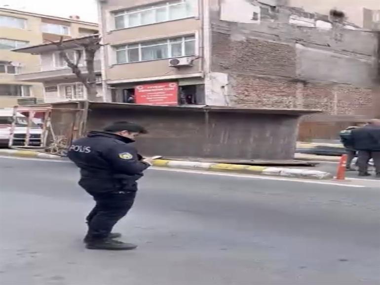 Kağıthanede damperi kalkınca yan yattı Cadde trafiğe kapatıldı