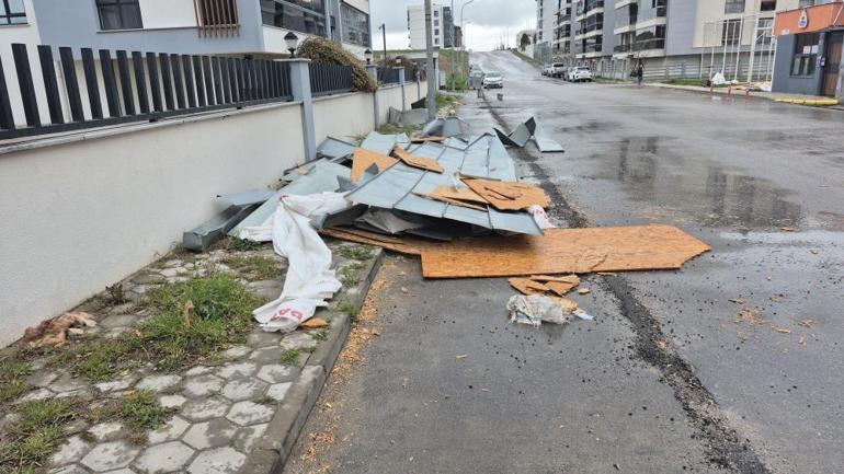 Eskişehirde fırtına binanın çatısını uçurdu, faciadan dönüldü