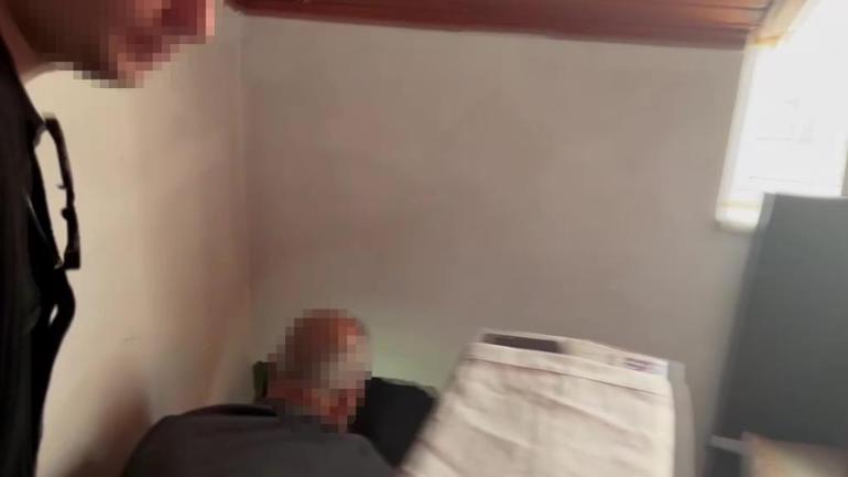 Kocaelide 26 yıl hapis cezası bulunan kadın, duvarı delip oluşturduğu gizli bölmede yakalandı