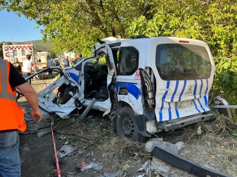 İzmirde freni boşalan tır 10 araca çarptı 1i polis 3 kişi hayatını kaybetti, 5 kişi yaralandı