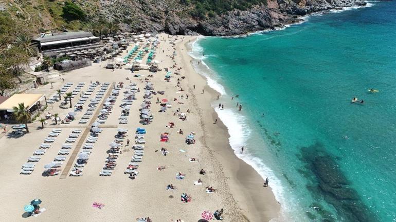 Yaz erken geldi, yerli ve yabancı turistler sahile koştu