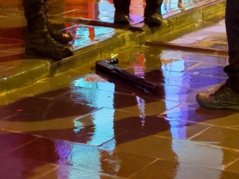 Kocasinanda sokak ortasında tüfekle dolaşan çocuk, kovalamaca sonucu yakalandı