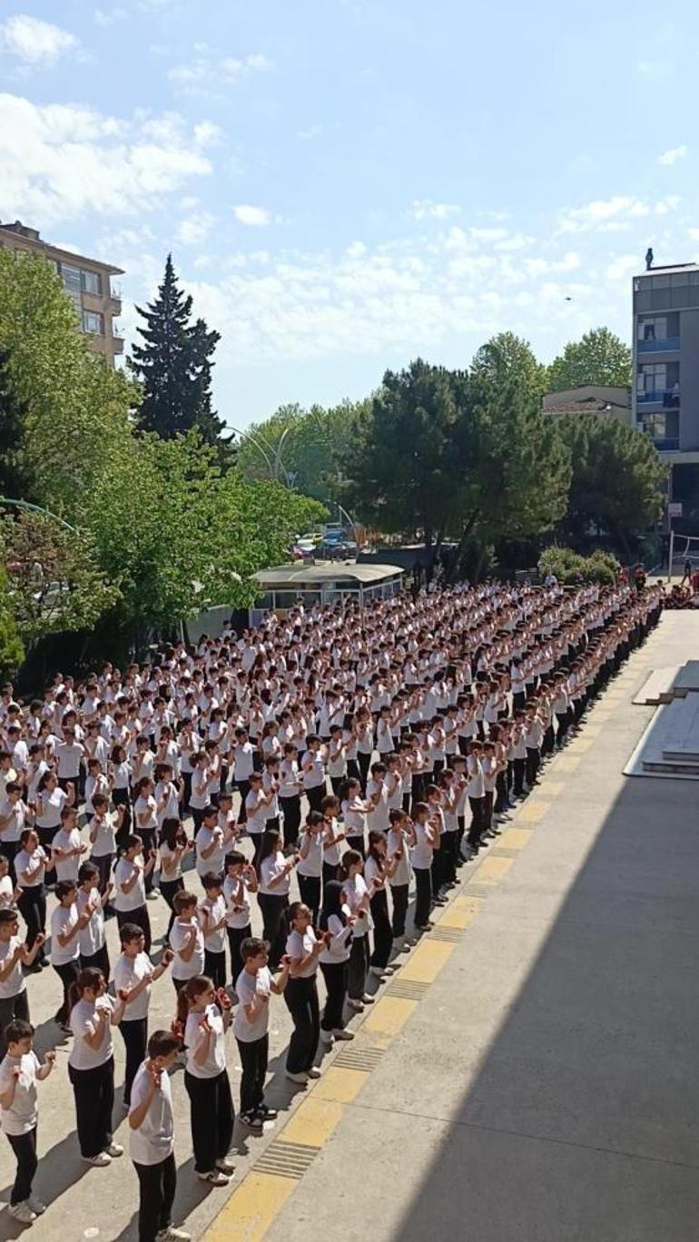 İzmitte 537 öğrenciden dev kaşık oyunu koreografisi