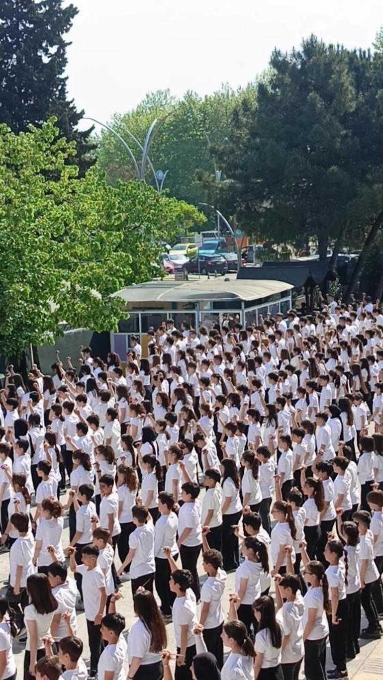 İzmitte 537 öğrenciden dev kaşık oyunu koreografisi