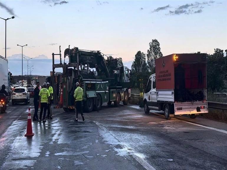 Önce devrildi, ekipler gelince yan yattı Pendikte TIR yoldan çıktı
