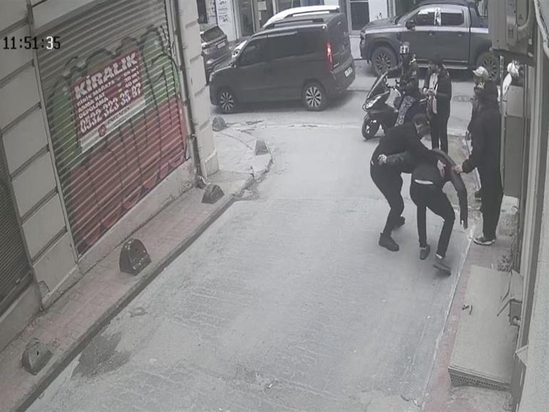 Yolda yürürken kafasına cam düştü: 7 dikiş atıldı