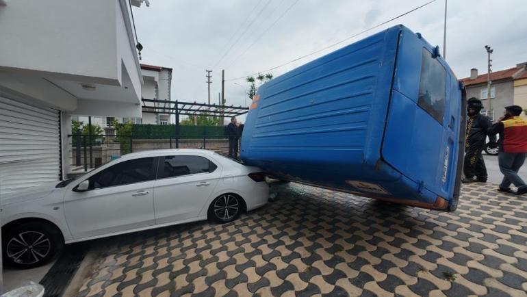 Minibüs takla attı, motokurye bir an bile bırakmadı Kaza sonrası gerçek ortaya çıktı