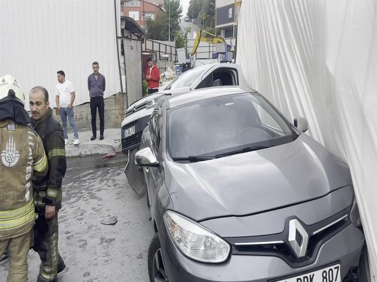 Başakşehirde kaydedildi: TIR iki aracın üstüne devrildi