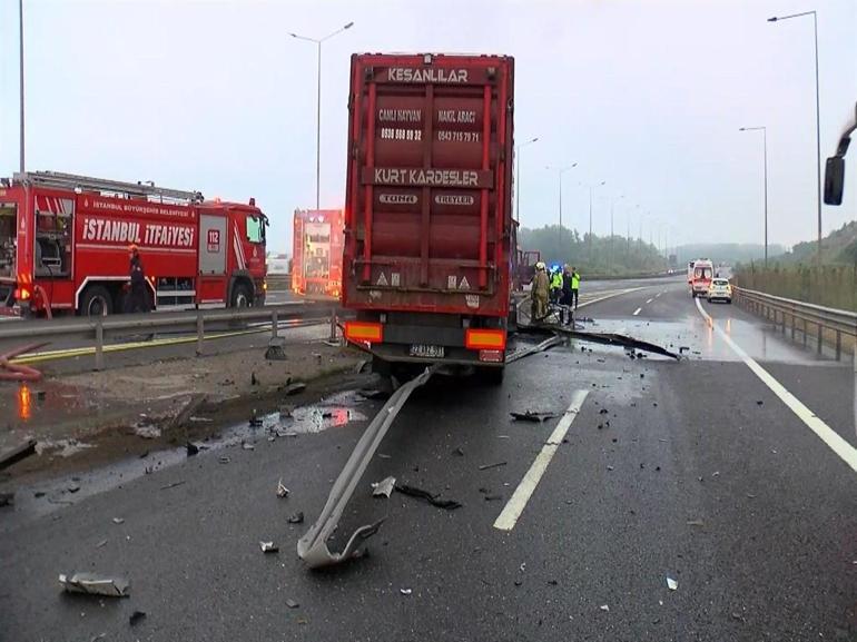 İstanbulda TIR korkusu: Kuzey Marmarada bariyerlere çarpıp alev aldı