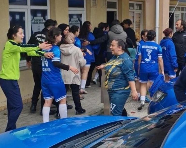 Kadın futbolcular sahada birbirine girdi, 5 kırmızı kart çıktı