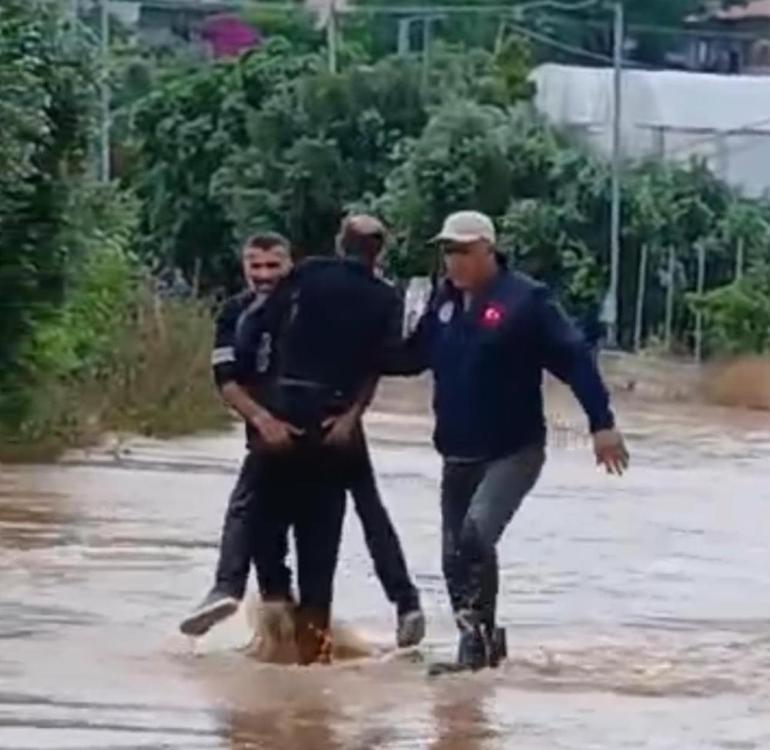 Yolun karşısına geçerken sele kapılan şahsı mahalle sakinleri kurtardı