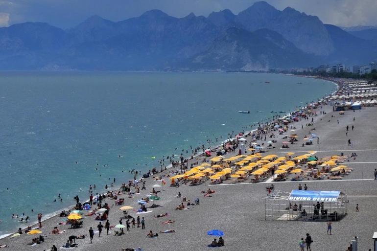 Antalya sahillerinde bayram yoğunluğu Kalabalık artarak devam ediyor