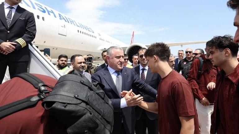 Bakan Bak, milli futbolcuları ABDye uğurladı