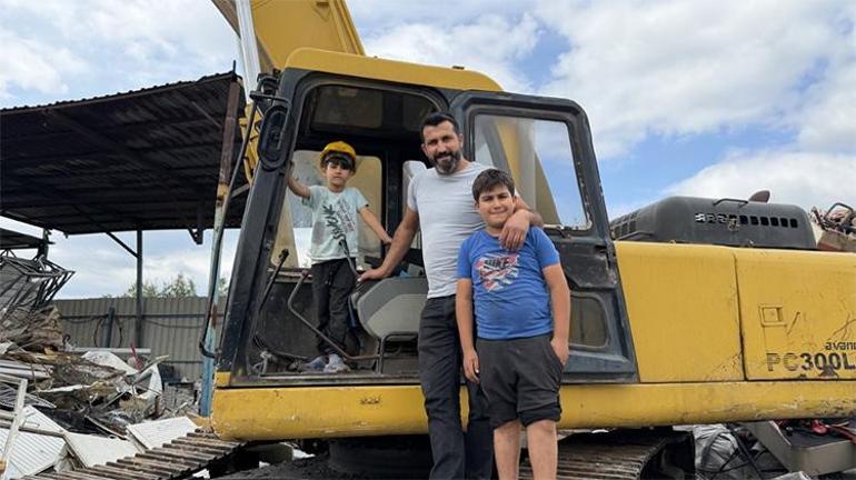 Gören gözlerine inanamıyor Henüz 6 yaşında ama oyuncak oynar gibi iş makinesi kullanıyor