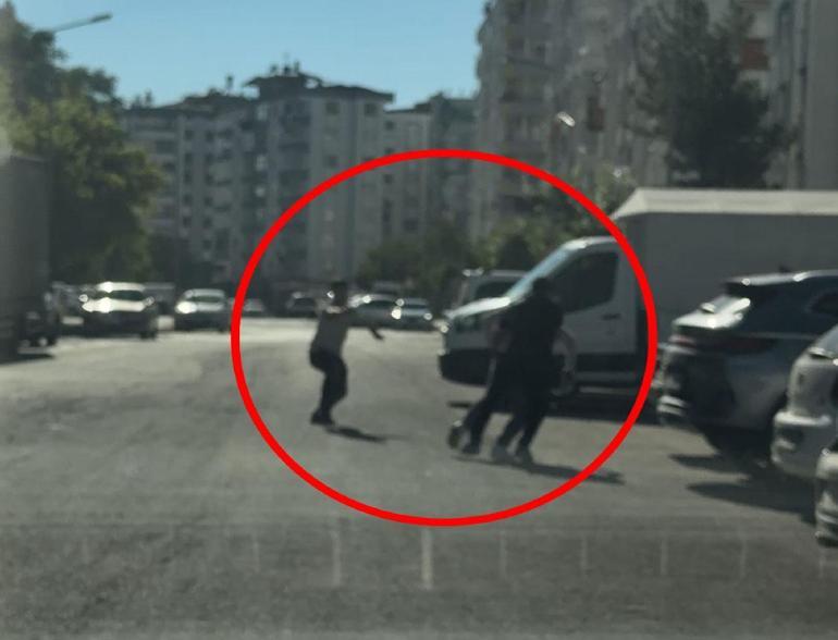 Husumetli 2 grup arasındaki silahlı kavgada 3 kişi yaralandı: Dehşet anları kamerada