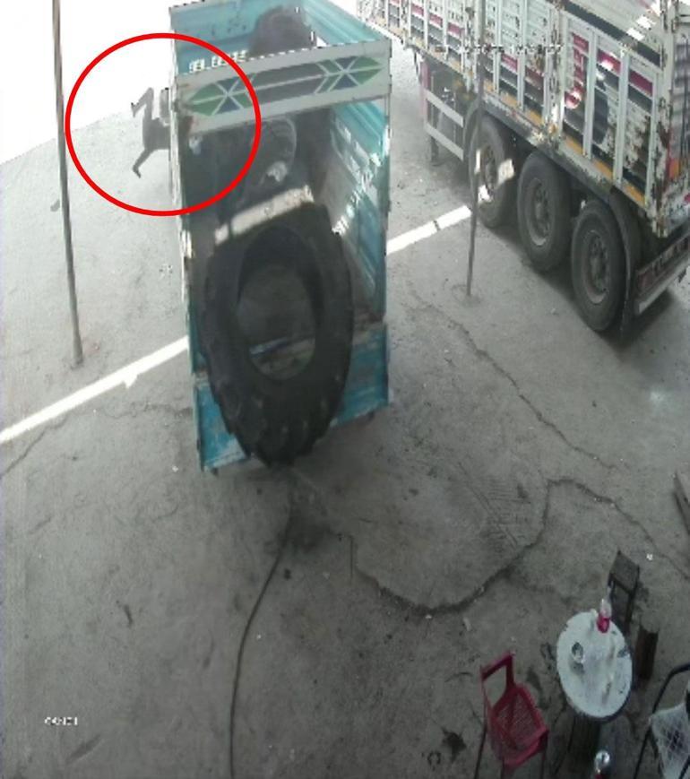 Traktör lastiği hava basıldığı sırada patladı, 2 işçinin yaralandığı o anlar kamerada