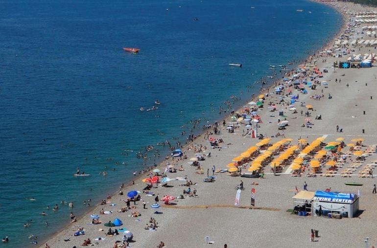 Antalyada iki farklı görüntü Bir yanda karla mücadele diğer yanda sahilde deniz keyfi