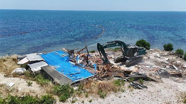 Valilik düğmeye bastı Karataş Sahili vatandaşa geri dönüyor: Kaçak yapılar tek tek yıkılıyor