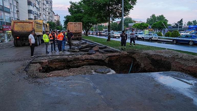 Ankarada sağanak hayatı felç etti Yol çöktü, vatandaşlar mahsur kaldı
