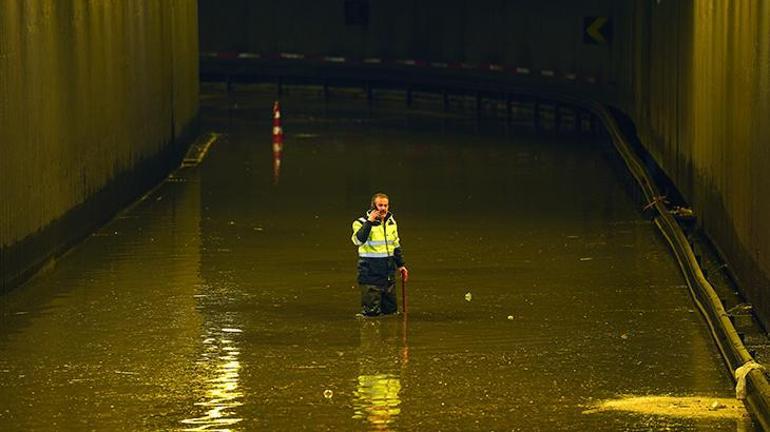 Ankarada sağanak hayatı felç etti Yol çöktü, vatandaşlar mahsur kaldı