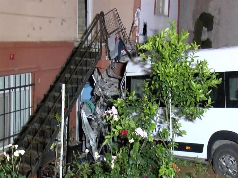 Çekmeköyde minibüs evin bahçesine uçtu: İstanbulda korkutan kaza