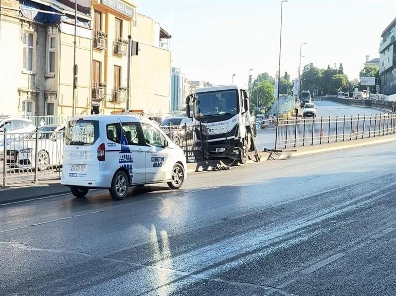 Beyoğlunda belediye aracı kazaya karıştı: Korkuluklar çarparak durabildi