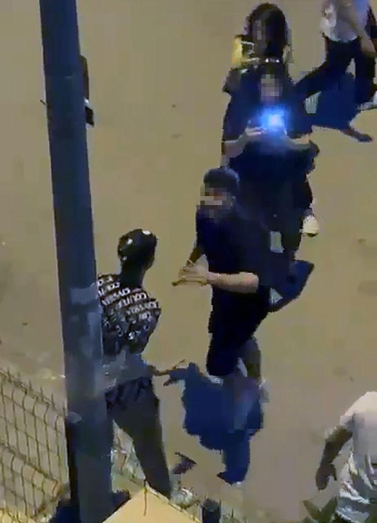 Arkadaşlarını direğe bağlayıp, üzerine un ve sıvı yağ döktüler