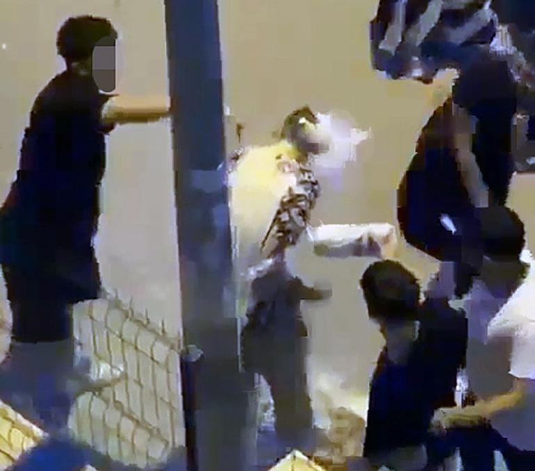 Arkadaşlarını direğe bağlayıp, üzerine un ve sıvı yağ döktüler