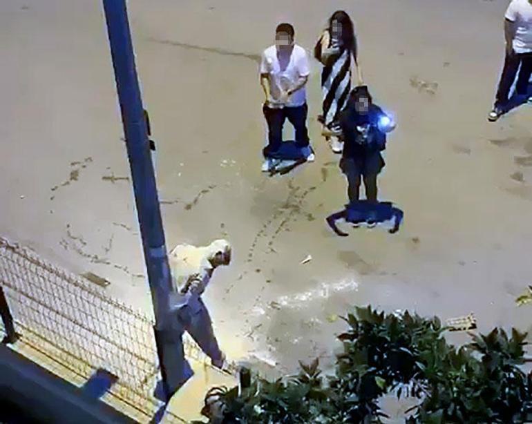 Arkadaşlarını direğe bağlayıp, üzerine un ve sıvı yağ döktüler