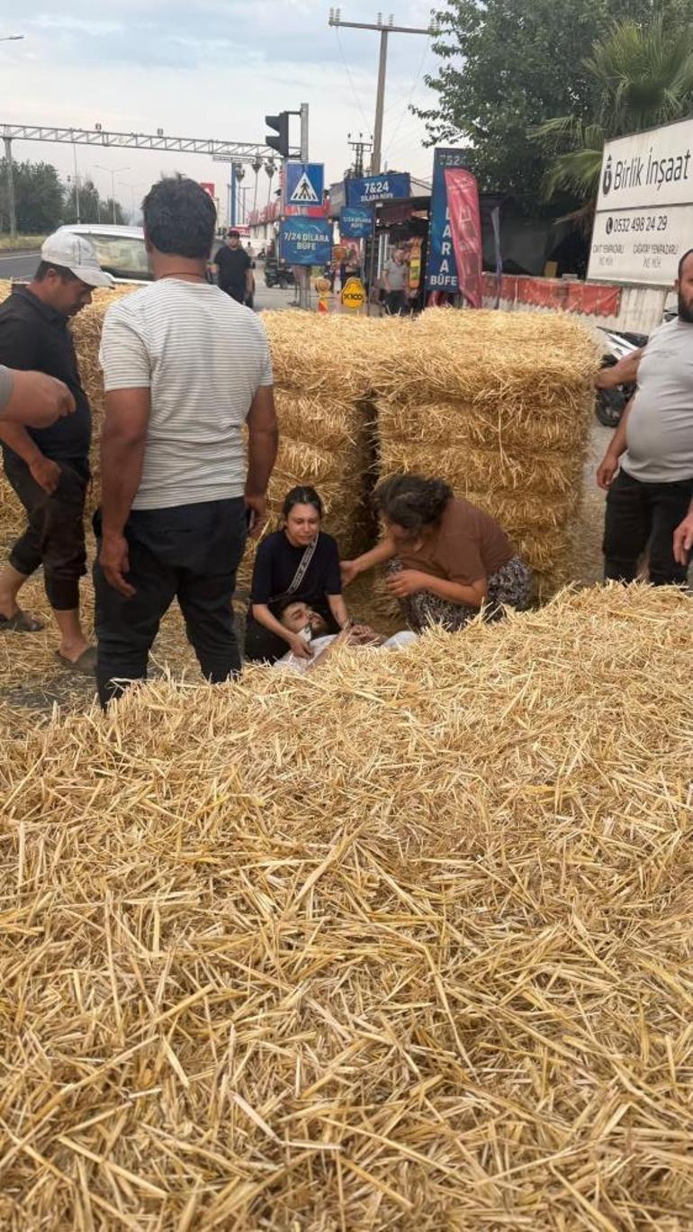 Nazilli ilginç kaza kamerada: Traktörün römorkundan yol kenarındaki adamın üzerine balya düştü