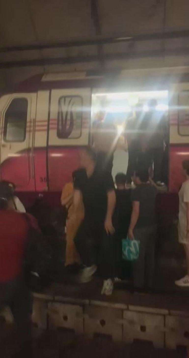 Metro raydan çıktı 3 yolcu yaralandı